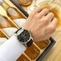 欧米茄 OMEGA 精品男士腕表，经典大三针搭载月相设计，尊贵大气，绅士风范，卓越品质，热卖全城。采用全自动机械机芯，顶级316精钢表壳，进口小牛皮表带，矿物质超强镜面，尺寸40*13