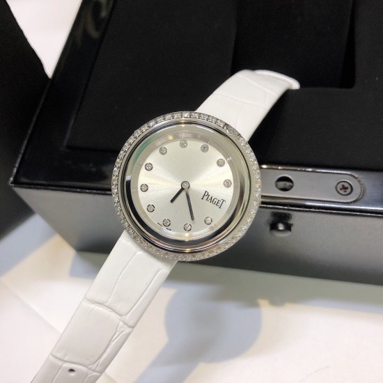 实拍 伯爵-PIAGET 女士腕表 瑞士石英机芯 316L精钢表壳 真牛皮表带 尺寸34*8mm 蓝宝石玻璃镜面 简约的设计,大胆而多彩的配色,以及旋转表圈是伯爵品牌 Possession腕表的特质所在。通过品牌制表师们天马星空的创意,将各个亮色的表带与贵金属、钻石、精钢材质相融,通过圆形盘面的演绎,令全新的 Possession腕表越发闪耀夺目,给人眼前一亮之感。 实拍 伯爵-PIAGET 女士腕表 瑞士石英机芯 316L精钢表壳 真牛皮表带 尺寸34*8mm 蓝宝石玻璃镜面 简约的设计,大胆而多彩的配色,以及旋转表圈是伯爵品牌 Possession腕表的特质所在。通过品牌制表师们天马星空的创意,将各个亮色的表带与贵金属、钻石、精钢材质相融,通过圆形盘面的演绎,令全新的 Possession腕表越发闪耀夺目,给人眼前一亮之感。