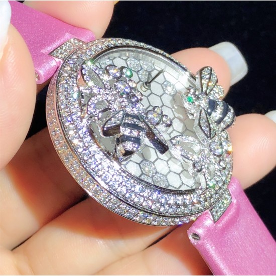 实拍 Cartier-卡地亚 创意宝石BESTIAIRE系列 HPI00480 珐琅 40毫米 石英机芯 女士腕表 黄金表盘 镶钻 半透明黄色内填珐琅 2只黄金蜜蜂装饰 镶嵌明亮式切割圆钻 黄色钻石及黑色珐琅条纹 4枚祖母绿蜂眼 这款腕表由尊贵超凡的金属雕琢而成 并衬以珍奇夺目的宝石 堪称高级珠宝中的真正典范 不仅如此 把一株繁茂的植物或者一只惊艳的动物设计成为表盘的造型 既给品牌创意增添了一丝神秘 又在作品中蕴藏了一份雅致 实拍 Cartier-卡地亚 创意宝石BESTIAIRE系列 HPI00480 珐琅 40毫米 石英机芯 女士腕表 黄金表盘 镶钻 半透明黄色内填珐琅 2只黄金蜜蜂装饰 镶嵌明亮式切割圆钻 黄色钻石及黑色珐琅条纹 4枚祖母绿蜂眼 这款腕表由尊贵超凡的金属雕琢而成 并衬以珍奇夺目的宝石 堪称高级珠宝中的真正典范 不仅如此 把一株繁茂的植物或者一只惊艳的动物设计成为表盘的造型 既给品牌创意增添了一丝神秘 又在作品中蕴藏了一份雅致