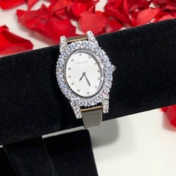 萧邦新款 LHEURE DU DIAMANT MEDIUM OVAL 此款LHeure du Diamant 椭圆形切割雕纹镶钻表盘 环以点缀钻石的表圈 优雅气韵 时尚风格和萧邦精湛的手工艺尽显无遗 光华耀目 MM™ 白玫同价