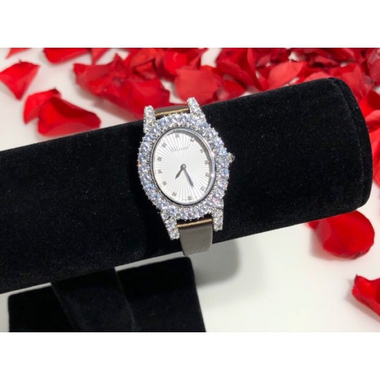萧邦新款 LHEURE DU DIAMANT MEDIUM OVAL 此款LHeure du Diamant 椭圆形切割雕纹镶钻表盘 环以点缀钻石的表圈 优雅气韵 时尚风格和萧邦精湛的手工艺尽显无遗 光华耀目 MM™ 白玫同价 萧邦新款 LHEURE DU DIAMANT MEDIUM OVAL 此款LHeure du Diamant 椭圆形切割雕纹镶钻表盘 环以点缀钻石的表圈 优雅气韵 时尚风格和萧邦精湛的手工艺尽显无遗 光华耀目 MM™ 白玫同价