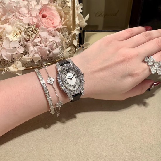 实拍 萧邦 LHEURE DU DIAMANT MEDIUM OVAL 此款LHeure du Diamant 椭圆形切割贝壳雕纹镶钻表盘 环以点缀钻石的表圈 优雅气韵 时尚风格和萧邦精湛的手工艺尽显无遗 光华耀眼 实拍 萧邦 LHEURE DU DIAMANT MEDIUM OVAL 此款LHeure du Diamant 椭圆形切割贝壳雕纹镶钻表盘 环以点缀钻石的表圈 优雅气韵 时尚风格和萧邦精湛的手工艺尽显无遗 光华耀眼