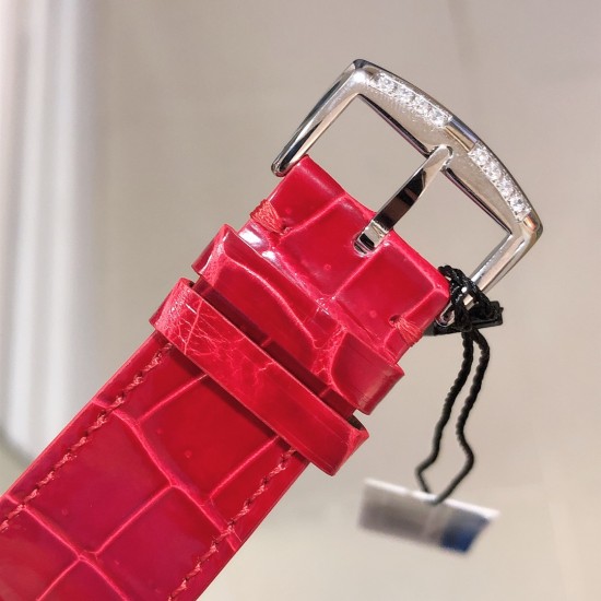 实拍 Z6新品 法兰克穆勒Master Square™ 系列女士腕表(尺寸32.732.7mm)瑞士原装朗达石英机芯,CNC数控精雕成型,鳄鱼纹表带舒适贴手 几何形状的纯粹与线条的对称赋予该系列完美的平衡设计。优雅而精致的轮廓,以其时尚和个性绽放于女士们的手腕之上。 官方 实拍 Z6新品 法兰克穆勒Master Square™ 系列女士腕表(尺寸32.732.7mm)瑞士原装朗达石英机芯,CNC数控精雕成型,鳄鱼纹表带舒适贴手 几何形状的纯粹与线条的对称赋予该系列完美的平衡设计。优雅而精致的轮廓,以其时尚和个性绽放于女士们的手腕之上。 官方