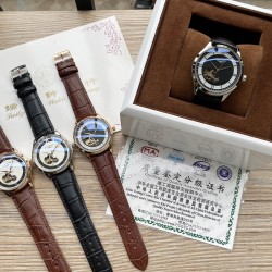浪琴Longines 精品男士腕表，经典大三针搭载葫芦型镂空设计，技艺精湛，独具匠心，尊贵大气，绅士风范。采用全自动机械机芯，顶级316精钢表壳，进口小牛皮表带，矿物质超强镜面，尺寸43*13