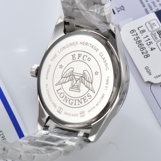 【赵丽颖同款】Longines浪琴 名匠系列情侣腕表。全新浪琴名匠月相腕表系列。 诠释女性高贵典雅。精钢表壳直径:34毫米尺寸。官方一致6字位月相1-31日期显示功能。进口石英机芯。三码合一。采用进口头层牛皮、原装蝴蝶扣。珍珠母贝表盘在女表中是运用较多的元素,浪琴为其搭配了12颗钻石时标,将女性魅力发挥到极致。盘面6点钟位置的小表盘显示月相和日期,兼顾实用性和浪漫感,精巧别致。字表盘扫描打版,颜色、“麦粒”格纹深浅、内影字体大小粗细与正品完全一致。 三码合一认准编号 【赵丽颖同款】Longines浪琴 名匠系列情侣腕表。全新浪琴名匠月相腕表系列。 诠释女性高贵典雅。精钢表壳直径:34毫米尺寸。官方一致6字位月相1-31日期显示功能。进口石英机芯。三码合一。采用进口头层牛皮、原装蝴蝶扣。珍珠母贝表盘在女表中是运用较多的元素,浪琴为其搭配了12颗钻石时标,将女性魅力发挥到极致。盘面6点钟位置的小表盘显示月相和日期,兼顾实用性和浪漫感,精巧别致。字表盘扫描打版,颜色、“麦粒”格纹深浅、内影字体大小粗细与正品完全一致。 三码合一认准编号