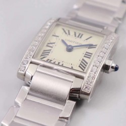 实拍 8848F出品卡地亚法国坦克！瑞士石英机芯，尺寸～25.35*20.3mm，其他的就不作多介绍了，均可官网查阅，下面我来讲讲它的迷人之处，坦克腕表家族中女性最喜欢的一个系列。首先正像坦克与履带的不可分离，法国坦克腕表的履带式表链不仅像一款简练的手镯将金属的光泽绽放无余，也更好的融合了坦克系列棱角分明、锐利的表壳边缘，二者的结合不仅使表款风格上有个完整的统一性，更是对坦克腕表系列的自由精神的完美诠释，因此法国坦克可谓是卡地亚坦克腕表系列之中的经典之作！保卡、吊牌、表带膜和外包装都有贴标型号！下手要快！