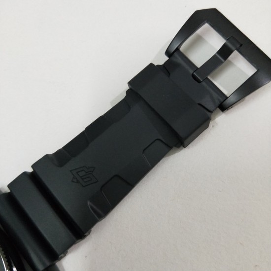沛纳海新款来袭！SUBMERSIBLE 潜行系列PAM00983，纪尧姆内里特别版，设计灵感来自于这位法国自由潜水冠军纪尧姆内里(GUILLAUME NRY)，他因创下世界纪录和拍摄惊艳的水底照片而蜚声国际。PAM00983,直径47mm,厚度15mm,矿物质强化玻璃，316L精钢黑壳，黑色陶瓷逆时针旋转表圈附分度标，坚韧橡胶表带，表底盖镌刻自由潜水冠军本人的署名、莫雷阿岛的图像，以及他在恒重自由潜水项目创下的惊人纪录 ── 单口闭气下潜126米。
