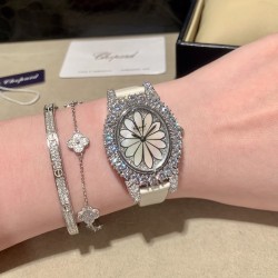 萧邦   LHEURE DU DIAMANT MEDIUM OVAL 此款LHeure du Diamant 椭圆形切割贝壳雕纹镶钻表盘 环以点缀钻石的表圈 优雅气韵 时尚风格和萧邦精湛的手工艺尽显无遗 光华耀眼