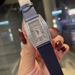 伯爵-piaget-G0A33091女士腕表，水桶形的表壳别具一格，独特的绢布表带搭配原版针扣，完美结合，尽显奢华时尚气质。原装瑞士机芯，316L精钢表壳，度18k白金和玫瑰金，尺寸27x38mm备受喜爱、值得拥有[机智][耶]实物超美