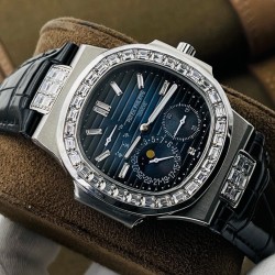 【PFF Factory2021牛年力作】V2升级版 【市场最高品质版本】百达.翡丽Patekphilippe运动系列（鹦鹉螺）5724（霸道总裁）升级版！1⃣️所有功能同正品（10字位动能显示，7字位日历和月相 4字位小秒针），和原装一样的带水平压纹图案，带荧光刻度 ！2⃣️直径40毫米，904L精钢镀金，蓝宝石玻璃镜面。3⃣️5722和5724款的外钻为施华洛世奇钻，通透闪亮，气质非凡。在目前技术范畴内尽可能接近原装，此款腕表可以让您驾驭所有场合！PFF匠心之作 欢迎您的品鉴！