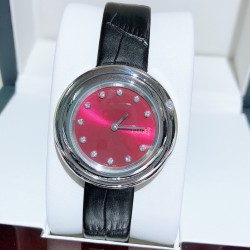 ★实拍 伯爵-PIAGET，时尚石英女款，来自Possession系列诚意推荐，魅力十足的臻品采用瑞士石英机芯，蓝宝石水晶玻璃镜面，表圈可360度旋转，在不经意的旋转之间带来不同的好心情灵动搭配，转动间，专属于你独一无二的个性造型耀目而生有光圈、单排钻和双排钻任性选择！表壳直径34mm厚度8mm。