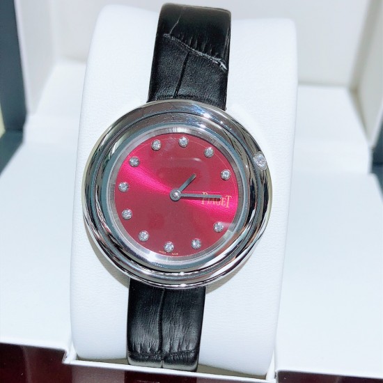 ★实拍 伯爵-PIAGET,时尚石英女款,来自Possession系列诚意推荐,魅力十足的臻品采用瑞士石英机芯,蓝宝石水晶玻璃镜面,表圈可360度旋转,在不经意的旋转之间带来不同的好心情灵动搭配,转动间,专属于你独一无二的个性造型耀目而生有光圈、单排钻和双排钻任性选择!表壳直径34mm厚度8mm。 ★实拍 伯爵-PIAGET,时尚石英女款,来自Possession系列诚意推荐,魅力十足的臻品采用瑞士石英机芯,蓝宝石水晶玻璃镜面,表圈可360度旋转,在不经意的旋转之间带来不同的好心情灵动搭配,转动间,专属于你独一无二的个性造型耀目而生有光圈、单排钻和双排钻任性选择!表壳直径34mm厚度8mm。