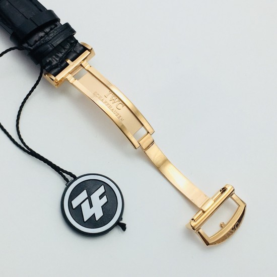 ZF Factory力作 万国IWC波涛菲诺系列多功能计时码表儒雅登场,修正市面之前所有版本的任何不足,优雅步调,姗姗来迟。【表壳】腕表尺寸42mmX13.5mm。ZF还原拥有完美圆形弧度的表壳,充斥着业界最高级的抛光打磨工艺,效果追赶正品。线条流畅,光泽闪耀。【机芯】采用稳定异常的上海7750机芯改原装Cal.79320型芯,不仅所有功能同步原装,操作手感也能吻合。【表带 扣】采用意大利小牛皮,搭配ZF出品最高版本的IWC万国折叠表扣ZF出品世界第二IWC波涛计时,友情各路表友品鉴! ZF Factory力作 万国IWC波涛菲诺系列多功能计时码表儒雅登场,修正市面之前所有版本的任何不足,优雅步调,姗姗来迟。【表壳】腕表尺寸42mmX13.5mm。ZF还原拥有完美圆形弧度的表壳,充斥着业界最高级的抛光打磨工艺,效果追赶正品。线条流畅,光泽闪耀。【机芯】采用稳定异常的上海7750机芯改原装Cal.79320型芯,不仅所有功能同步原装,操作手感也能吻合。【表带 扣】采用意大利小牛皮,搭配ZF出品最高版本的IWC万国折叠表扣ZF出品世界第二IWC波涛计时,友情各路表友品鉴!