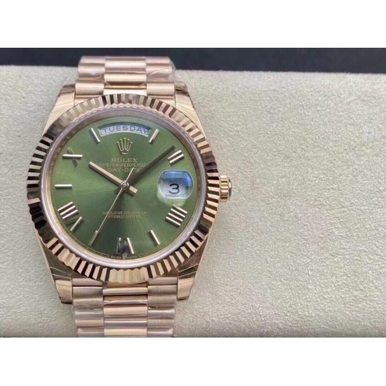 ROLEX 劳力士 星期日志型40mm终极版 搭载原版3255自动机械机芯228239系列腕表,40mm直径,研发耗时16个月!原版1比1开模。重点升级了以下几个要点:1.表壳直径与最新版3255型系列一致40毫米。2.表带头粒与原装一致,5件拼装,难度非常高,表带与表壳交错型无缝连结。3.把头皇冠处下方修改为与原版一致的两个圆点。4.表扣与原版一致里面加装了弹簧,字体大小工艺和原装一致。5.表壳侧面与原版一致增加二维码防伪。6.表壳与表带连接处的壳身刻有与原版一致的型号数字228239。 ROLEX 劳力士 星期日志型40mm终极版 搭载原版3255自动机械机芯228239系列腕表,40mm直径,研发耗时16个月!原版1比1开模。重点升级了以下几个要点:1.表壳直径与最新版3255型系列一致40毫米。2.表带头粒与原装一致,5件拼装,难度非常高,表带与表壳交错型无缝连结。3.把头皇冠处下方修改为与原版一致的两个圆点。4.表扣与原版一致里面加装了弹簧,字体大小工艺和原装一致。5.表壳侧面与原版一致增加二维码防伪。6.表壳与表带连接处的壳身刻有与原版一致的型号数字228239。