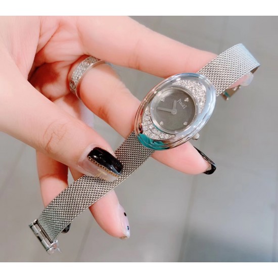 最新 PIAGET伯爵 Limelight非凡珍品腕表系列 花朵 闭合状态下尺寸33mm*22mm, 花朵盛开时直径为33mm。表壳才有18K白金电镀,进口石英机芯 。特点: 表壳由可顺时针旋转的三片花瓣造型组成一朵完美的三色艳丽花朵。第一层花瓣上镶嵌26颗白色钻石于表圈 ,第二层花瓣镶嵌26颗红色钻石彰显奢华,第三层花瓣镶嵌18颗幽邃蓝宝石彰显尊贵,蓝宝石水晶镜面 搭配绸缎丝绢皮/手工锻造丝网表带。这不仅是一款非凡的腕表,更堪称一件珠宝工艺杰作,完美结合创意,生动灵性,彰显着珠宝腕表的优雅魅力 最新 PIAGET伯爵 Limelight非凡珍品腕表系列 花朵 闭合状态下尺寸33mm*22mm, 花朵盛开时直径为33mm。表壳才有18K白金电镀,进口石英机芯 。特点: 表壳由可顺时针旋转的三片花瓣造型组成一朵完美的三色艳丽花朵。第一层花瓣上镶嵌26颗白色钻石于表圈 ,第二层花瓣镶嵌26颗红色钻石彰显奢华,第三层花瓣镶嵌18颗幽邃蓝宝石彰显尊贵,蓝宝石水晶镜面 搭配绸缎丝绢皮/手工锻造丝网表带。这不仅是一款非凡的腕表,更堪称一件珠宝工艺杰作,完美结合创意,生动灵性,彰显着珠宝腕表的优雅魅力
