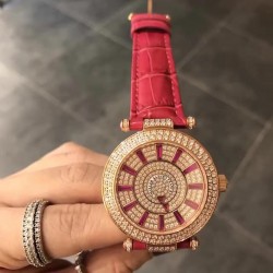 FRANCK MULLER【法兰克•穆勒】神秘时间 玩转表界 2020年新款女式腕表，官网同步更新，奢华的经典著作当属FM出品，纯钢外壳，镶嵌施华洛世奇水晶，高端的奢华与尊贵，经典满钻字面，突破设计风格和寓意深刻，改变需要新形象，你值得拥有。进口2836全自动机械，蓝宝石镜面，亮色真牛皮表带。尺寸大号42mm   小号38mm