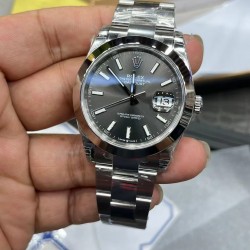 ROLEX 劳力士 蚝式恒动日志型41mm系列腕表，直径41mm，经典的蚝式表壳搭配三角坑纹外圈，把头采用旋入式设计，抗刮损蓝水晶玻璃，防反光凸透式放大（2.5倍）日历窗，隐蔽式摺叠皇冠带扣，矜持有度秀而不媚 恒久优雅！