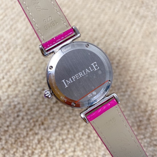 ★实拍 萧邦 CHOPARD IMPERIALE 系列腕表。独特风格带您走进一个新阶段并且成功塑造了崇尚自我表达和与众不同的生活化概念,316精钢材质,此表款全手工镶嵌施华洛世奇水晶钻,成为了美式奢侈生活风格的代表!进口石英机芯以及精细做工,佩戴贴手舒适,设计风格简约明朗。充满奢华璀璨的气息,光彩夺人、让你瞬间提升华丽的气质 ! ★实拍 萧邦 CHOPARD IMPERIALE 系列腕表。独特风格带您走进一个新阶段并且成功塑造了崇尚自我表达和与众不同的生活化概念,316精钢材质,此表款全手工镶嵌施华洛世奇水晶钻,成为了美式奢侈生活风格的代表!进口石英机芯以及精细做工,佩戴贴手舒适,设计风格简约明朗。充满奢华璀璨的气息,光彩夺人、让你瞬间提升华丽的气质 !