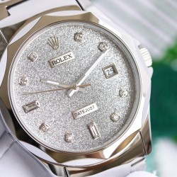 LL推荐实拍图劳力士全自动机械商务⌚机械手表，璀璨星闪面.表壳及钢带均采用间钨钢材质，立体菱角圈口设计风格，原装进口机芯，100m防水设计，品质经典，带夜光效果。把头全新优化防水设计，可直接佩戴游泳，稳重于活力兼备、是送礼最佳选择！！