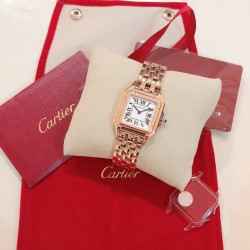 实拍 GF最强女表系列——卡地亚猎豹Panthre de Cartier。华丽而不羁，是Panthre de Cartier猎豹所传达的美学风格。它线条流畅，魅惑动人，柔软服帖于腕间，宛若在肌肤上翩翩起舞。独特的造型彰显成熟优雅、自信动人的女性形象。GF工厂以精湛技艺，原装开模，打造出与正品无异的精美流线表耳，与表壳一体成型。搭载瑞士朗达石英机芯，316L精钢壳套，尺寸：27 x 37毫米，厚度：6毫米，镀银表盘，剑形蓝钢指针，100%三度防水。搭配专柜旅行包装物料。
