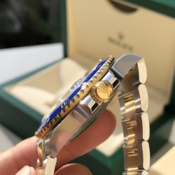 表冠采用三扣锁上链表冠，三扣锁上链表冠可以说是劳力士专为潜航者型研发的三重防水系统。三扣锁装置由10组不同零件组成，配置完成后仅需旋紧，即可让蚝式表壳完全密闭，坚固防护可媲美潜艇舱门