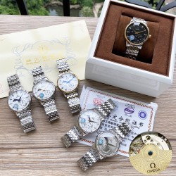 欧米茄 Omega  精品男士腕表，四针分离搭载月相设计，技艺精湛，独具匠心，尊贵大气，绅士风范。采用全自动机械机芯，顶级316精钢表壳，进口小牛皮表带，矿物质超强镜面，尺寸43-13