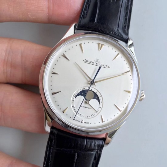 ZF【厚积“薄”发 年度大作】ZF新品,积家月相大师系列,表壳直径39mmX9.9mm与原装同步。六点钟的子盘拥有阳历阴历(月相)双期显示,月相一月转一圈,功能和正品一致。【技术突破】采用9015改积家自产Cal.925/1机芯,功能百分百同步原装自产机芯。走时稳定,素质坚挺。【细节突破】从侧面观察腕表盘面发现有微微的弧度,ZF为了达到这一效果,耗时费力多次调整模具,确保神韵和感觉能与原装相媲美。ZF积家月相大师,满足您对月相的一切美好情怀。 ZF【厚积“薄”发 年度大作】ZF新品,积家月相大师系列,表壳直径39mmX9.9mm与原装同步。六点钟的子盘拥有阳历阴历(月相)双期显示,月相一月转一圈,功能和正品一致。【技术突破】采用9015改积家自产Cal.925/1机芯,功能百分百同步原装自产机芯。走时稳定,素质坚挺。【细节突破】从侧面观察腕表盘面发现有微微的弧度,ZF为了达到这一效果,耗时费力多次调整模具,确保神韵和感觉能与原装相媲美。ZF积家月相大师,满足您对月相的一切美好情怀。