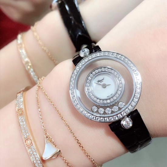 实拍 萧邦HAPPY DIAMONDS系列萧邦标志性的女士腕表系列，时尚而柔美 内部搭载瑞士石英机芯 动感十足的表壳搭配皮革表带 带镂空装饰的表盘极具现代感 完美体现萧邦悠然自在的生活态度 五颗标志性灵动钻石随着爱心钻石欢快起舞、流光溢彩 一如既往的顶级品质 认准独家实拍细节