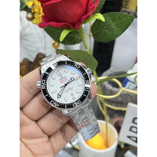 OMEGA 欧米茄 海马300m系列腕表！316精钢材质打造！专用8800机芯摆轮，42mm直径！超强双色夜光针！
