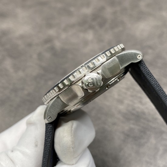 JB BLANCPAIN 宝珀 五十噚 五十寻 5015-1130-52潜水表 精钢表壳 夜光蓝宝石表圈 蓝宝石镜面镀防眩光蓝膜(没有N厂那么浓蓝色,是很淡的蓝,原装也是这样) 镀铑指针 蓝色表盘(白色字印刷相对其他版本覆盖更好了) 超强夜光 海鸥2836机芯(不再是其他版本的杭州机) 双层底盖 外层防水防尘 内层防磁 尼龙纤维革表带 蝴蝶双按扣 外送一副橡胶表带含针扣及表带更换工具两把以及表带安装生耳螺丝一对 45mm ZF厂出品!出货实拍 JB BLANCPAIN 宝珀 五十噚 五十寻 5015-1130-52潜水表 精钢表壳 夜光蓝宝石表圈 蓝宝石镜面镀防眩光蓝膜(没有N厂那么浓蓝色,是很淡的蓝,原装也是这样) 镀铑指针 蓝色表盘(白色字印刷相对其他版本覆盖更好了) 超强夜光 海鸥2836机芯(不再是其他版本的杭州机) 双层底盖 外层防水防尘 内层防磁 尼龙纤维革表带 蝴蝶双按扣 外送一副橡胶表带含针扣及表带更换工具两把以及表带安装生耳螺丝一对 45mm ZF厂出品!出货实拍