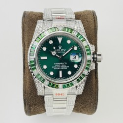 【VRS Factory2022墙裂推荐 市场最高版本】奢华大作，劳力士Rolex SUB潜航者后镶钻定制版！是奢华闪耀与永不退色的融合，更是经典潮流的不二之选！1⃣️【表壳】直径40MM。每一颗钻石/彩宝均来自奥地利（施华洛世奇原产地）经过严格的筛选，确保颜色，大小，火彩统一，专业珠宝镶嵌师精心镶嵌。2⃣️【表带】跟官网同步，904L蚝式钢完美还原坚固耐用的优良血统，效果可媲美原装。3⃣️【机芯】采用复刻界的机芯之王——搭配3135自动上旋机芯。VRS Factory匠心力作 敬请各路表友品鉴！