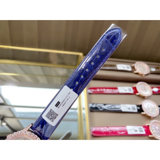 实拍 v18出品 狠货来袭 积家 约会大师 升级版最新24小时日月星辰 日月分明 女士腕表 珠宝镶钻设计风格首次使用高级珠宝的爪镶工艺而非常罕见轨道镶嵌!采用锆石材料。鲜艳光泽强!壳套:珠宝镶钻表壳、316L精钢玻璃:采用蓝宝石水晶表镜表盘:珍珠母贝镶钻表盘、台湾厂立体数字真钉立体!太阳月亮浮现出立体效果24小时日月分明表带:美洲鳄鱼皮表带尺寸:直径36mm,厚度8.8mm机芯:瑞士进口机芯体现出高贵优雅气质、材质进口质量保证零0⃣返修 实拍 v18出品 狠货来袭 积家 约会大师 升级版最新24小时日月星辰 日月分明 女士腕表 珠宝镶钻设计风格首次使用高级珠宝的爪镶工艺而非常罕见轨道镶嵌!采用锆石材料。鲜艳光泽强!壳套:珠宝镶钻表壳、316L精钢玻璃:采用蓝宝石水晶表镜表盘:珍珠母贝镶钻表盘、台湾厂立体数字真钉立体!太阳月亮浮现出立体效果24小时日月分明表带:美洲鳄鱼皮表带尺寸:直径36mm,厚度8.8mm机芯:瑞士进口机芯体现出高贵优雅气质、材质进口质量保证零0⃣返修