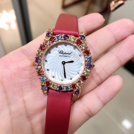 实拍 推出一款性价比超高的萧邦糖果珠宝定制款!萧邦-Chopard 当华美珠宝邂逅钟表技艺,萧邦通过极致工艺将两者合一,奉献出绝世佳作 这件珠宝腕表作品凝聚了来自于Chopard萧邦珠宝工坊的工艺精华,将珠宝化身为腕表,绽放出无与伦比的璀璨光华 搭配进口石英 娟丝表带 实拍 推出一款性价比超高的萧邦糖果珠宝定制款!萧邦-Chopard 当华美珠宝邂逅钟表技艺,萧邦通过极致工艺将两者合一,奉献出绝世佳作 这件珠宝腕表作品凝聚了来自于Chopard萧邦珠宝工坊的工艺精华,将珠宝化身为腕表,绽放出无与伦比的璀璨光华 搭配进口石英 娟丝表带