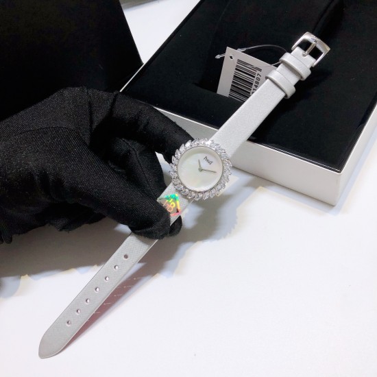 ❤️伯爵-PIAGET 全新高级珠宝系列,18K白金.玫瑰金,镶饰24颗马眼型切割美钻(约3.84克拉)是高级珠宝制作的一大挑战;钻石散发的耀眼光芒,皮带采用轻柔的缎面材质,与钻石造型形成优雅对比。原装尺寸31X7.8mm ❤️伯爵-PIAGET 全新高级珠宝系列,18K白金.玫瑰金,镶饰24颗马眼型切割美钻(约3.84克拉)是高级珠宝制作的一大挑战;钻石散发的耀眼光芒,皮带采用轻柔的缎面材质,与钻石造型形成优雅对比。原装尺寸31X7.8mm