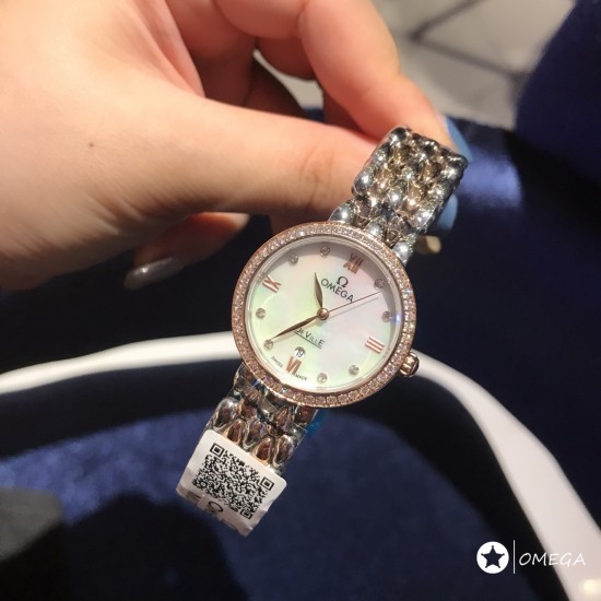 欧米茄 OMEGA 精品女神水滴系列腕表。316L精钢材质,进口石英机芯,原装折叠扣,精致唯美的设计,让您的美丽无处不在,也将华丽与经典融合,创造出惊艳巨作,表盘清新淡雅,色彩的格调将华丽装点腕间,悦享浪漫之感。尺寸28mm。 欧米茄 OMEGA 精品女神水滴系列腕表。316L精钢材质,进口石英机芯,原装折叠扣,精致唯美的设计,让您的美丽无处不在,也将华丽与经典融合,创造出惊艳巨作,表盘清新淡雅,色彩的格调将华丽装点腕间,悦享浪漫之感。尺寸28mm。