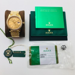 【EW Factory】又添新力作 V2升级版 市场最高版本 劳 力士Rolex星期日志型40MM，精彩细节：1⃣️ 表盘设有18ct金，镶钻石，6及9点钟位置镶方形钻石。2⃣️蚝式表壳结构，一体中层表壳，旋入式底盖及上链表冠。3⃣️结构尺寸厚度同步原装，直径40毫米，厚度为12毫米。4⃣️搭载3255自动上链机芯，快调瞬跳星期日历、做到调时、厚度、结构同步原版。EW匠心之作 欢迎您的品鉴！