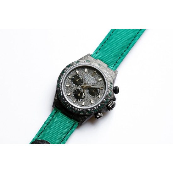 劳力士Rolex Daytona全碳纤维宇宙计时迪通拿横空出世 这款获得瑞士天文台认证的首款全碳纤迪通拿搭载全自动计时7750机械机芯 均调校测试 表盘配蜗形小秒针盘 蓝宝石抗刮损水晶镜面 碳纤维字面 完美复刻 原装同步魔术贴帆布带/橡树胶带 原装扣 更加柔软舒适 方便佩戴 爱不释手的劳力士迪通拿 品不完的一劳永逸!!! 劳力士Rolex Daytona全碳纤维宇宙计时迪通拿横空出世 这款获得瑞士天文台认证的首款全碳纤迪通拿搭载全自动计时7750机械机芯 均调校测试 表盘配蜗形小秒针盘 蓝宝石抗刮损水晶镜面 碳纤维字面 完美复刻 原装同步魔术贴帆布带/橡树胶带 原装扣 更加柔软舒适 方便佩戴 爱不释手的劳力士迪通拿 品不完的一劳永逸!!!