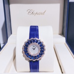 实拍 萧邦-Chopard❥ Precious Chopard系列❥瑞士石英机芯❥蓝宝石玻璃镜面❥表壳直径约36mm           厚度约8mm❥今年以“舞会”为主题，推出Precious Chopard系列高级珠宝与珠宝表新作。以钻石和多种彩色贵重宝石为Precious Chopard系列珠宝装饰出华丽的外衣，由最出色的珠宝师以卓绝工艺精心制作，散发出盛大晚会的恢宏气势。