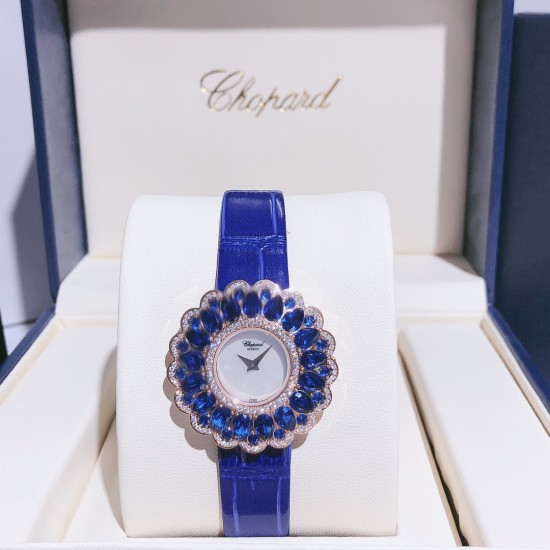 实拍 萧邦-Chopard❥ Precious Chopard系列❥瑞士石英机芯❥蓝宝石玻璃镜面❥表壳直径约36mm 厚度约8mm❥今年以“舞会”为主题,推出Precious Chopard系列高级珠宝与珠宝表新作。以钻石和多种彩色贵重宝石为Precious Chopard系列珠宝装饰出华丽的外衣,由最出色的珠宝师以卓绝工艺精心制作,散发出盛大晚会的恢宏气势。 实拍 萧邦-Chopard❥ Precious Chopard系列❥瑞士石英机芯❥蓝宝石玻璃镜面❥表壳直径约36mm 厚度约8mm❥今年以“舞会”为主题,推出Precious Chopard系列高级珠宝与珠宝表新作。以钻石和多种彩色贵重宝石为Precious Chopard系列珠宝装饰出华丽的外衣,由最出色的珠宝师以卓绝工艺精心制作,散发出盛大晚会的恢宏气势。