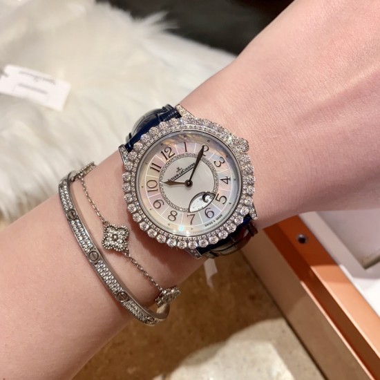 实拍 积家-Jaeger-LeCoultre DAZZLING RENDEZ- VOUS MOON约会系列月相珠宝腕表月之女神,是浪漫与柔美的象征,她掌管着大自然中的潮起潮落和季节更替,是艺术家与诗人们的灵感源泉,在温润莹亮的白色珍珠母贝映衬下,晶莹璀璨的钻石散发出夜空般的静谧之美,表圈镶嵌108颗钻石,组成两个环绕表壳的同心圆。由36颗以爪镶工艺镶嵌的钻石组成的外圈,为光芒闪耀的表圈营造出轻盈美妙的质感,尺寸36mm的精钢表壳搭配进口瑞士石英,采用蓝宝石水晶玻璃。 实拍 积家-Jaeger-LeCoultre DAZZLING RENDEZ- VOUS MOON约会系列月相珠宝腕表月之女神,是浪漫与柔美的象征,她掌管着大自然中的潮起潮落和季节更替,是艺术家与诗人们的灵感源泉,在温润莹亮的白色珍珠母贝映衬下,晶莹璀璨的钻石散发出夜空般的静谧之美,表圈镶嵌108颗钻石,组成两个环绕表壳的同心圆。由36颗以爪镶工艺镶嵌的钻石组成的外圈,为光芒闪耀的表圈营造出轻盈美妙的质感,尺寸36mm的精钢表壳搭配进口瑞士石英,采用蓝宝石水晶玻璃。