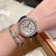 实拍 积家-Jaeger-LeCoultre DAZZLING RENDEZ- VOUS MOON约会系列月相珠宝腕表月之女神,是浪漫与柔美的象征,她掌管着大自然中的潮起潮落和季节更替,是艺术家与诗人们的灵感源泉,在温润莹亮的白色珍珠母贝映衬下,晶莹璀璨的钻石散发出夜空般的静谧之美,表圈镶嵌108颗钻石,组成两个环绕表壳的同心圆。由36颗以爪镶工艺镶嵌的钻石组成的外圈,为光芒闪耀的表圈营造出轻盈美妙的质感,尺寸36mm的精钢表壳搭配进口瑞士石英,采用蓝宝石水晶玻璃。 实拍 积家-Jaeger-LeCoultre DAZZLING RENDEZ- VOUS MOON约会系列月相珠宝腕表月之女神,是浪漫与柔美的象征,她掌管着大自然中的潮起潮落和季节更替,是艺术家与诗人们的灵感源泉,在温润莹亮的白色珍珠母贝映衬下,晶莹璀璨的钻石散发出夜空般的静谧之美,表圈镶嵌108颗钻石,组成两个环绕表壳的同心圆。由36颗以爪镶工艺镶嵌的钻石组成的外圈,为光芒闪耀的表圈营造出轻盈美妙的质感,尺寸36mm的精钢表壳搭配进口瑞士石英,采用蓝宝石水晶玻璃。