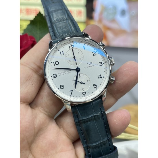 万国 IWC 超级葡计正品终结者,最强升级【表壳升级】重新调整磨具,升级圈口,中壳和底盖的细节。以及提升后期打磨处理工艺,使壳套整体配合的更加默契天衣无缝,没有死角。【表盘升级】提升字面刻度使之变得更加圆润,修正表盘中上下两个子盘的纹路。彻底提升了光泽度,使之变得更白和自然,保持和原装一样的效果。【表扣升级】提升表扣内里细节的打磨和拉丝。 万国 IWC 超级葡计正品终结者,最强升级【表壳升级】重新调整磨具,升级圈口,中壳和底盖的细节。以及提升后期打磨处理工艺,使壳套整体配合的更加默契天衣无缝,没有死角。【表盘升级】提升字面刻度使之变得更加圆润,修正表盘中上下两个子盘的纹路。彻底提升了光泽度,使之变得更白和自然,保持和原装一样的效果。【表扣升级】提升表扣内里细节的打磨和拉丝。