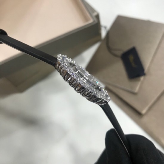 萧邦Happy Diamonds系列特别款!2019年官网力推款!2018即将过去,新的一年从元旦开始!枫叶美丽并寓意着坚毅精神!即代表永恒爱情送给恋人,也代表对美好的回忆,可送给一路陪伴的朋友,还代表一种岁月的轮回。1比1超前做工同步首发!表面配置三块蓝宝石防刮玻璃,瑞士朗达机芯,尺寸:外径34mm内径14mm。表带14/12。 萧邦Happy Diamonds系列特别款!2019年官网力推款!2018即将过去,新的一年从元旦开始!枫叶美丽并寓意着坚毅精神!即代表永恒爱情送给恋人,也代表对美好的回忆,可送给一路陪伴的朋友,还代表一种岁月的轮回。1比1超前做工同步首发!表面配置三块蓝宝石防刮玻璃,瑞士朗达机芯,尺寸:外径34mm内径14mm。表带14/12。