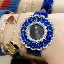 实拍 萧邦-Chopard❥ Precious Chopard系列❥瑞士石英机芯❥蓝宝石玻璃镜面❥表壳直径约36mm          厚度约8mm❥今年以“舞会”为主题，推出Precious Chopard系列高级珠宝与珠宝表新作。以钻石和多种彩色贵重宝石为Precious Chopard系列珠宝装饰出华丽的外衣，由最出色的珠宝师以卓绝工艺精心制作，散发出盛大晚会的恢宏气势。