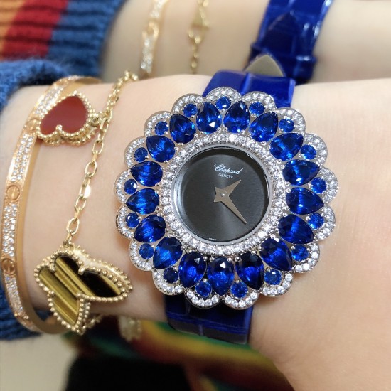 实拍 萧邦-Chopard❥ Precious Chopard系列❥瑞士石英机芯❥蓝宝石玻璃镜面❥表壳直径约36mm 厚度约8mm❥今年以“舞会”为主题,推出Precious Chopard系列高级珠宝与珠宝表新作。以钻石和多种彩色贵重宝石为Precious Chopard系列珠宝装饰出华丽的外衣,由最出色的珠宝师以卓绝工艺精心制作,散发出盛大晚会的恢宏气势。 实拍 萧邦-Chopard❥ Precious Chopard系列❥瑞士石英机芯❥蓝宝石玻璃镜面❥表壳直径约36mm 厚度约8mm❥今年以“舞会”为主题,推出Precious Chopard系列高级珠宝与珠宝表新作。以钻石和多种彩色贵重宝石为Precious Chopard系列珠宝装饰出华丽的外衣,由最出色的珠宝师以卓绝工艺精心制作,散发出盛大晚会的恢宏气势。