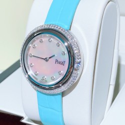 ★实拍 伯爵-PIAGET，时尚石英女款，来自Possession系列诚意推荐，魅力十足的臻品采用瑞士石英机芯，蓝宝石水晶玻璃镜面，表圈可360度旋转，在不经意的旋转之间带来不同的好心情灵动搭配，转动间，专属于你独一无二的个性造型耀目而生有光圈、单排钻和双排钻任性选择！表壳直径34mm厚度8mm。