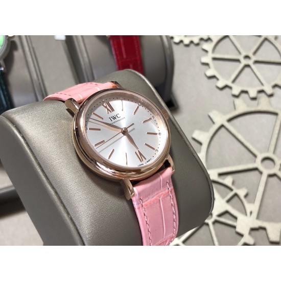 实拍【IWC 2019推出女士全新 Portofino波涛菲诺系列】1⃣️:壳套尺寸34mm/8.8mm采用316精钢材质打磨,每个壳套全程CNC处理所有细节达到完美2⃣️:采用进口日本9015天文台级别经过本厂严格把控 调试 达到零返修稳定性3⃣️:采用瑞士蓝宝石镜面 通透明亮4⃣️字面采用简洁的条丁罗马和表盘十二颗 设计呈现出精致典雅之感5⃣️:表带采用原装快速更换系统 搭配意大利小牛皮皮质柔软细腻:有六种颜色可选(绿色,兰色,黑色,深棕,酒红,粉色)6⃣️:原装表扣采用316精钢材质打磨 实拍【IWC 2019推出女士全新 Portofino波涛菲诺系列】1⃣️:壳套尺寸34mm/8.8mm采用316精钢材质打磨,每个壳套全程CNC处理所有细节达到完美2⃣️:采用进口日本9015天文台级别经过本厂严格把控 调试 达到零返修稳定性3⃣️:采用瑞士蓝宝石镜面 通透明亮4⃣️字面采用简洁的条丁罗马和表盘十二颗 设计呈现出精致典雅之感5⃣️:表带采用原装快速更换系统 搭配意大利小牛皮皮质柔软细腻:有六种颜色可选(绿色,兰色,黑色,深棕,酒红,粉色)6⃣️:原装表扣采用316精钢材质打磨