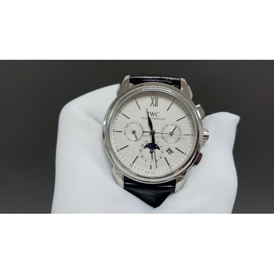 IWC万国最新力作最高版本万国波涛菲诺多功能高级自动腕表!9100多功能进口机械机芯!整表壳CNC精磨工艺,与原装工艺效果如出一辙,整体字面质感更佳!在订制机芯的加持下,尺寸41*10mm,优雅的贵族气息结合无与伦比的视觉享受,神秘雅致,精湛非凡,采用顶级意大利小皮材质表带,质地柔软细腻,手工缝制的丝线,纹路清晰,均匀规整,大方富有档次。⚠️请认准独家品质 IWC万国最新力作最高版本万国波涛菲诺多功能高级自动腕表!9100多功能进口机械机芯!整表壳CNC精磨工艺,与原装工艺效果如出一辙,整体字面质感更佳!在订制机芯的加持下,尺寸41*10mm,优雅的贵族气息结合无与伦比的视觉享受,神秘雅致,精湛非凡,采用顶级意大利小皮材质表带,质地柔软细腻,手工缝制的丝线,纹路清晰,均匀规整,大方富有档次。⚠️请认准独家品质