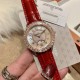 实拍 积家-Jaeger-LeCoultre DAZZLING RENDEZ- VOUS MOON约会系列月相珠宝腕表月之女神,是浪漫与柔美的象征,她掌管着大自然中的潮起潮落和季节更替,是艺术家与诗人们的灵感源泉,在温润莹亮的白色珍珠母贝映衬下,晶莹璀璨的钻石散发出夜空般的静谧之美,表圈镶嵌108颗钻石,组成两个环绕表壳的同心圆。由36颗以爪镶工艺镶嵌的钻石组成的外圈,为光芒闪耀的表圈营造出轻盈美妙的质感,尺寸36mm的精钢表壳搭配进口瑞士石英,采用蓝宝石水晶玻璃。 实拍 积家-Jaeger-LeCoultre DAZZLING RENDEZ- VOUS MOON约会系列月相珠宝腕表月之女神,是浪漫与柔美的象征,她掌管着大自然中的潮起潮落和季节更替,是艺术家与诗人们的灵感源泉,在温润莹亮的白色珍珠母贝映衬下,晶莹璀璨的钻石散发出夜空般的静谧之美,表圈镶嵌108颗钻石,组成两个环绕表壳的同心圆。由36颗以爪镶工艺镶嵌的钻石组成的外圈,为光芒闪耀的表圈营造出轻盈美妙的质感,尺寸36mm的精钢表壳搭配进口瑞士石英,采用蓝宝石水晶玻璃。