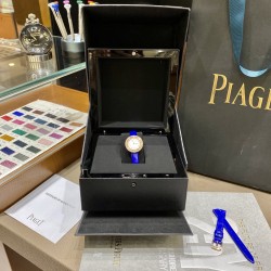 全网女生听我的！买它…❤️。     伯爵“时来运转”顶级奢侈品入门款精致的 29mm尺寸大小！第一眼看到它的时候我一眼就中，首先是外观设计足够百搭，➕上外层一圈可来回转动 很有寓意、一起“转动，遇见非凡”。上手很秀气，彩色鳄鱼皮可轻松拆卸 看上去就高端，机芯采用瑞士进口石英机芯，螺旋式表圈316L精钢打磨抛光 表面光亮如镜、表盘内圈钻石刻度 11颗⭕️圆形美钻（约0.07克拉）外圈一颗圆形美钻（约0.05克拉）